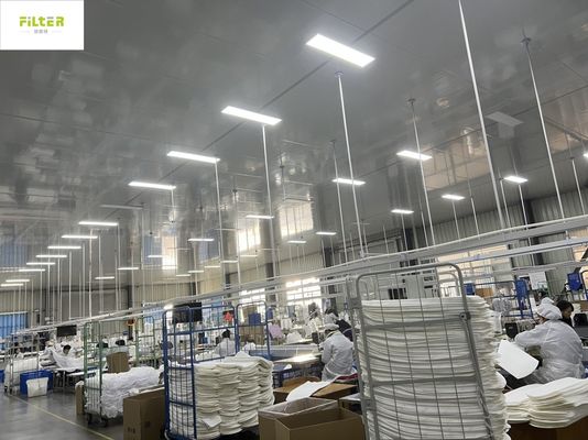 Kırmızı ve beyaz giyimli giyimli giysi